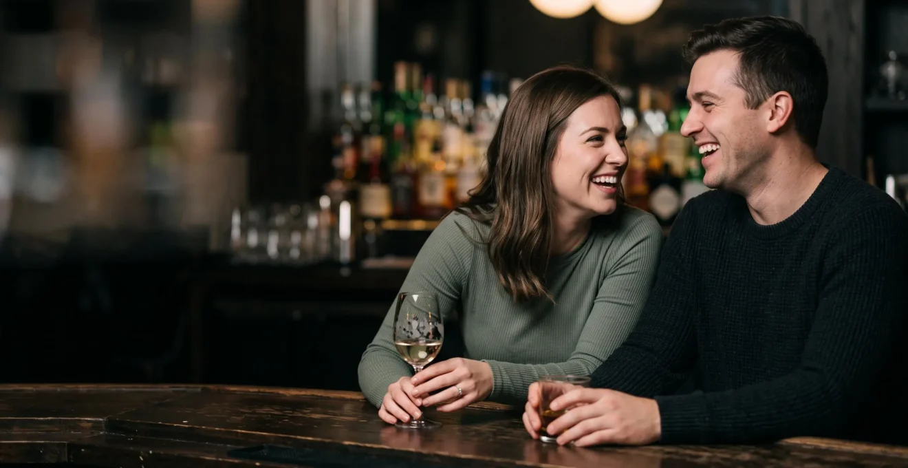 Deux personnes partageant un moment de complicité et de tension romantique dans un cadre chaleureux, illustrant les codes du flirt moderne