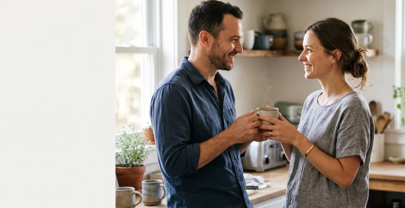 Un couple partageant un moment matinal complice ou l'un des partenaires tient une promesse simple du quotidien