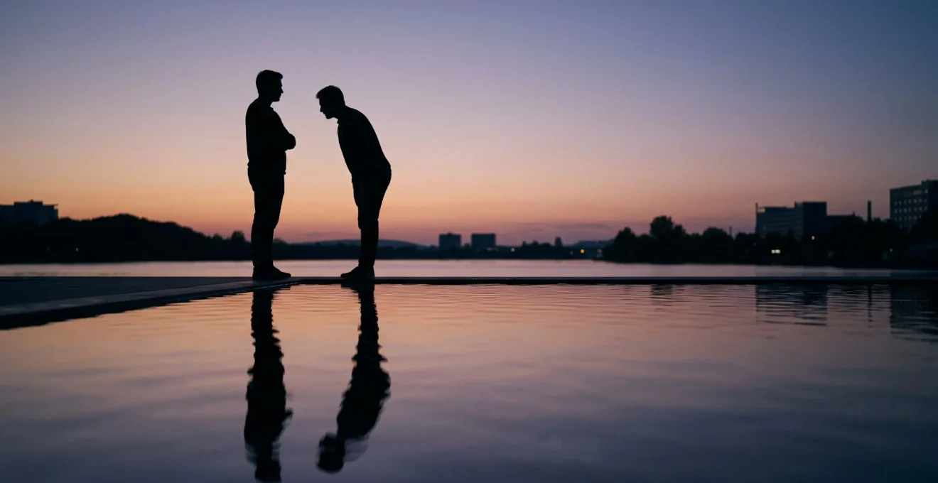 Deux silhouettes face a face creant un jeu de reflet et de miroir, symbolisant l'attraction par similarite et complementarite