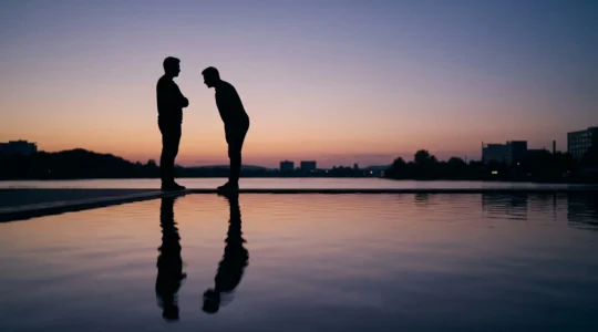 Deux silhouettes face a face creant un jeu de reflet et de miroir, symbolisant l'attraction par similarite et complementarite