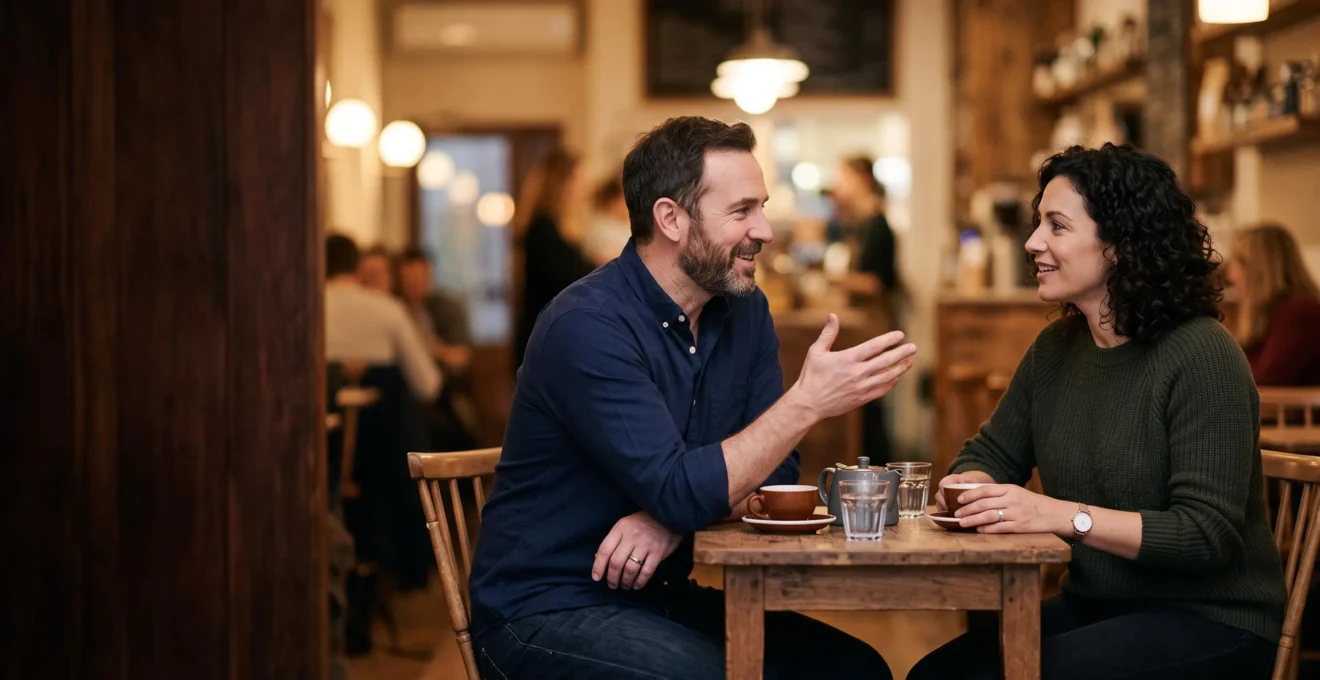 Deux personnes en conversation intime autour d'une table, échange de regards sincère et bienveillant